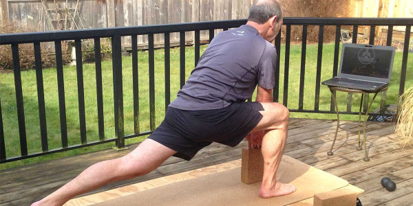 mens-yoga-low-lunge
